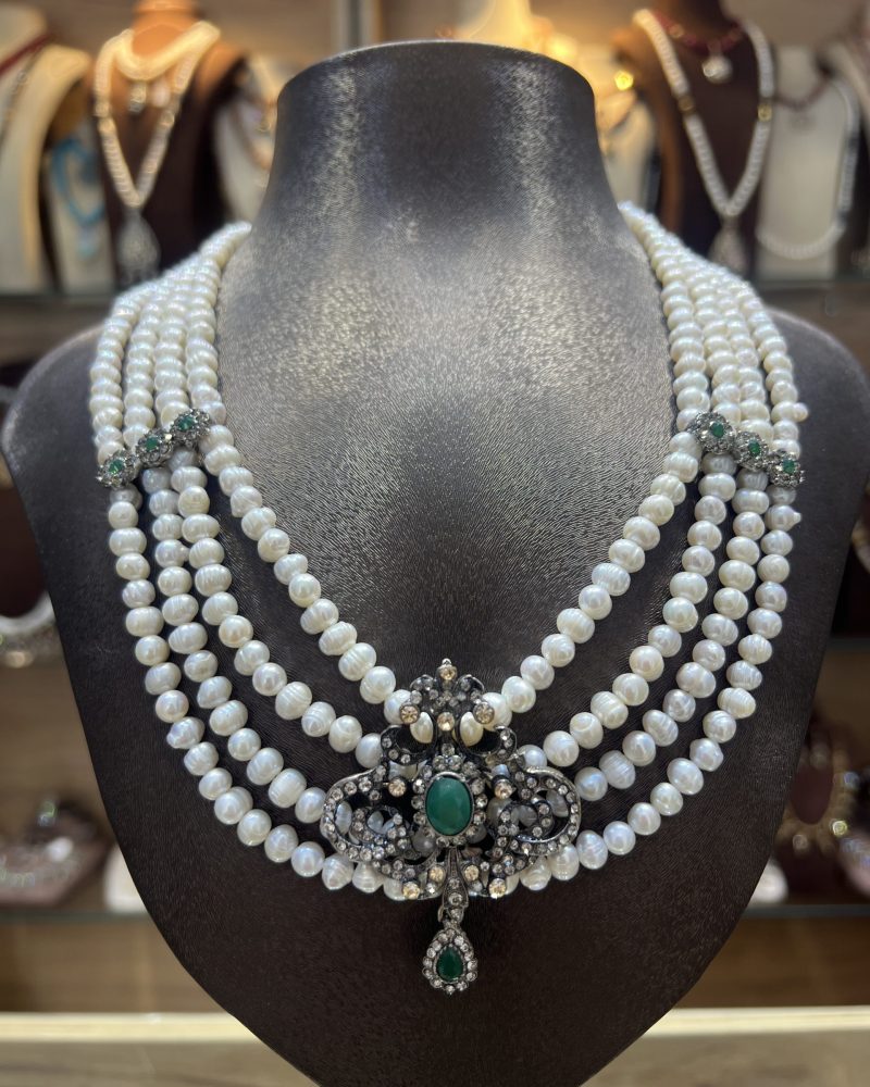 Collier Mkhebel Esmeralda argent à cinq rangs de perles de culture blanches avec intermédiaires ciselés et pendentif oriental serti d'une pierre verte