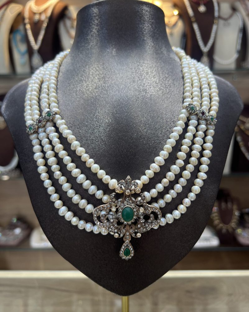 Collier Mkhebel Esmeralda à cinq rangs de perles de culture blanches avec intermédiaires ciselés et pendentif oriental serti d'une pierre verte