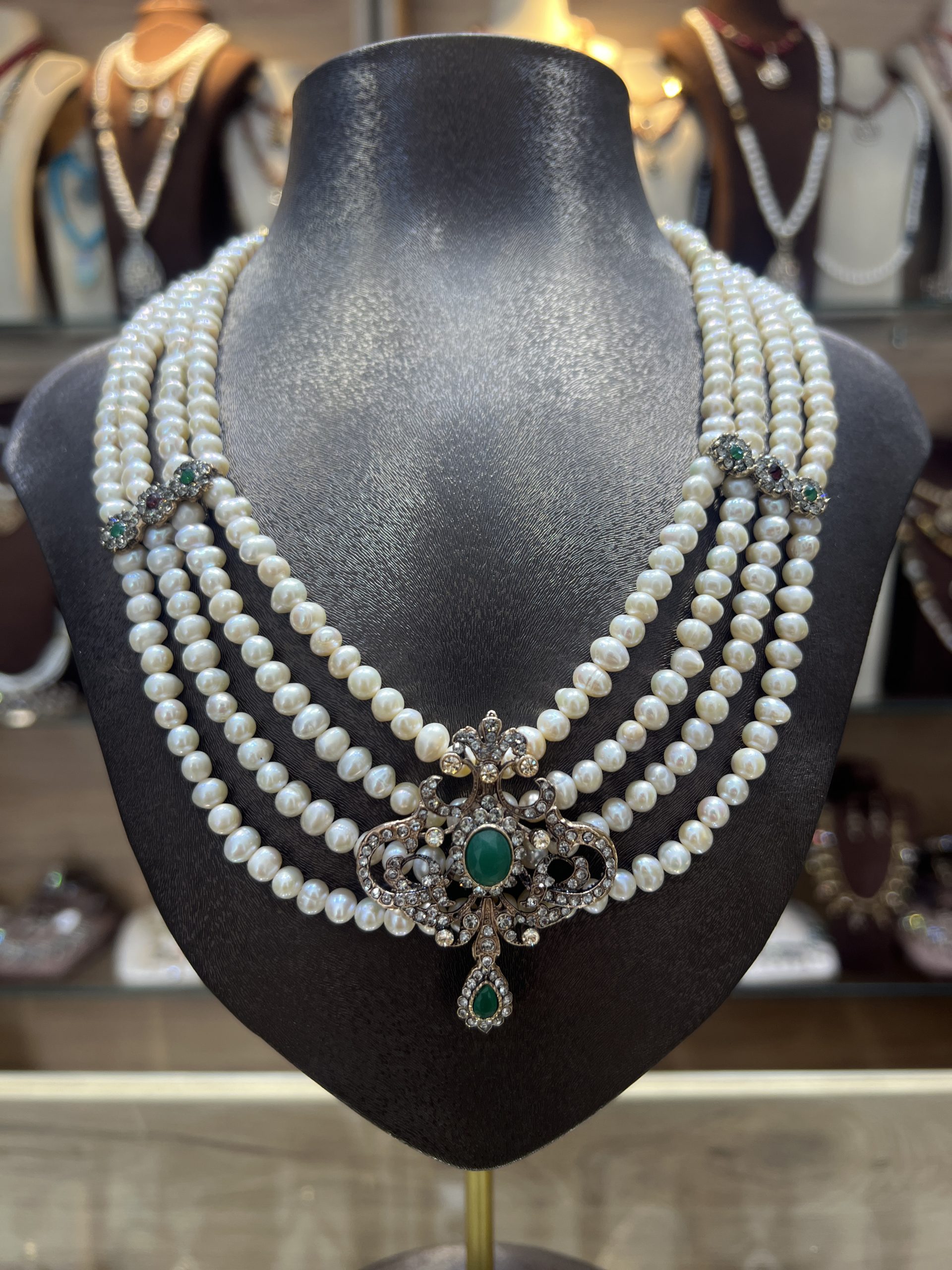 collier-mkhebel-esmeralda-perles-de-culture Collier Mkhebel Esmeralda à cinq rangs de perles de culture blanches avec intermédiaires ciselés et pendentif oriental serti d'une pierre verte