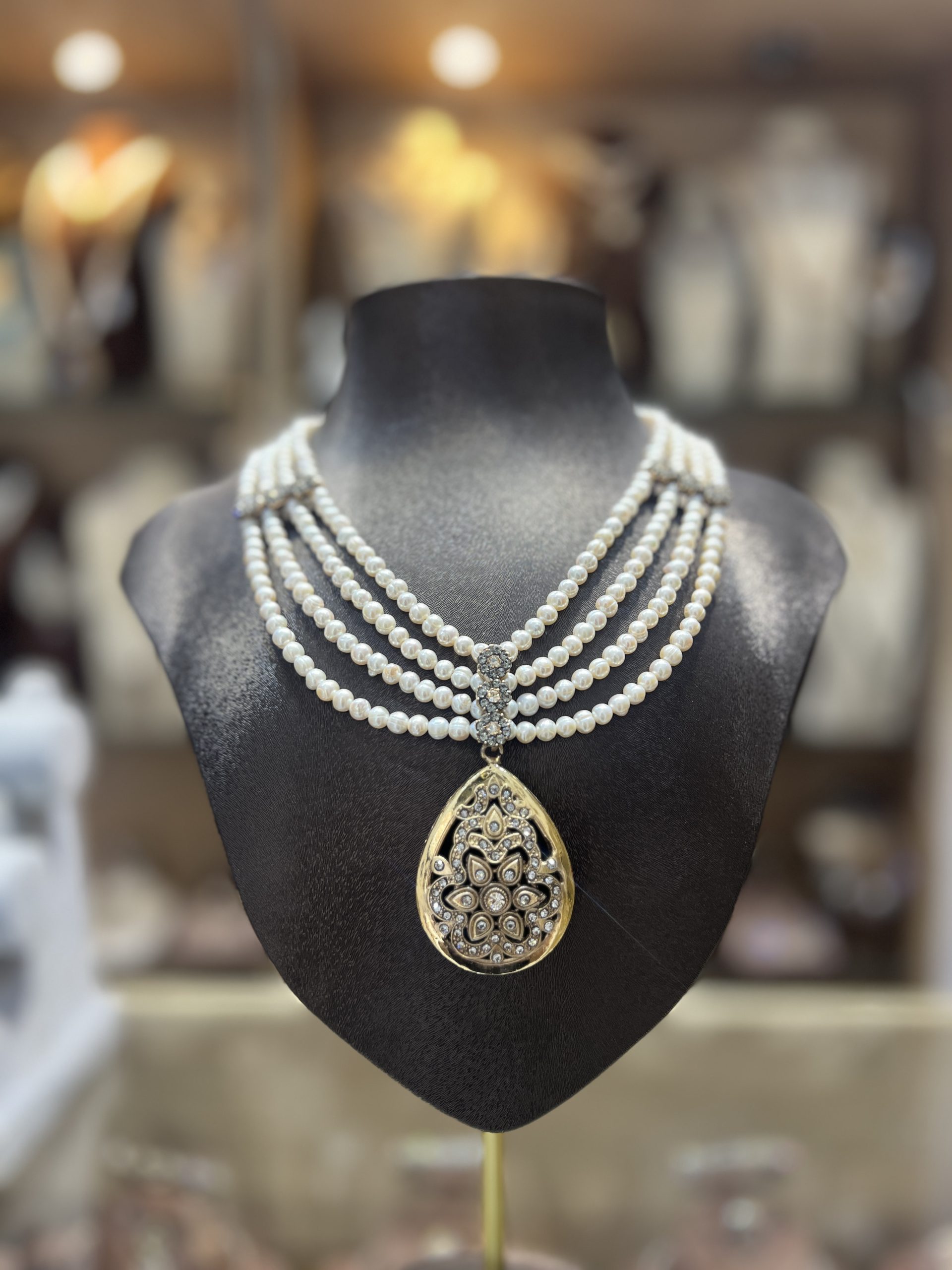collier-mkhebel-shahrazed-dore-perles-el-djohar Collier Mkhebel Shahrazed Doré à 4 rangs de perles El Djohar nacrées blanches avec barrette sertie et pendentif larme royale en filigrane floral