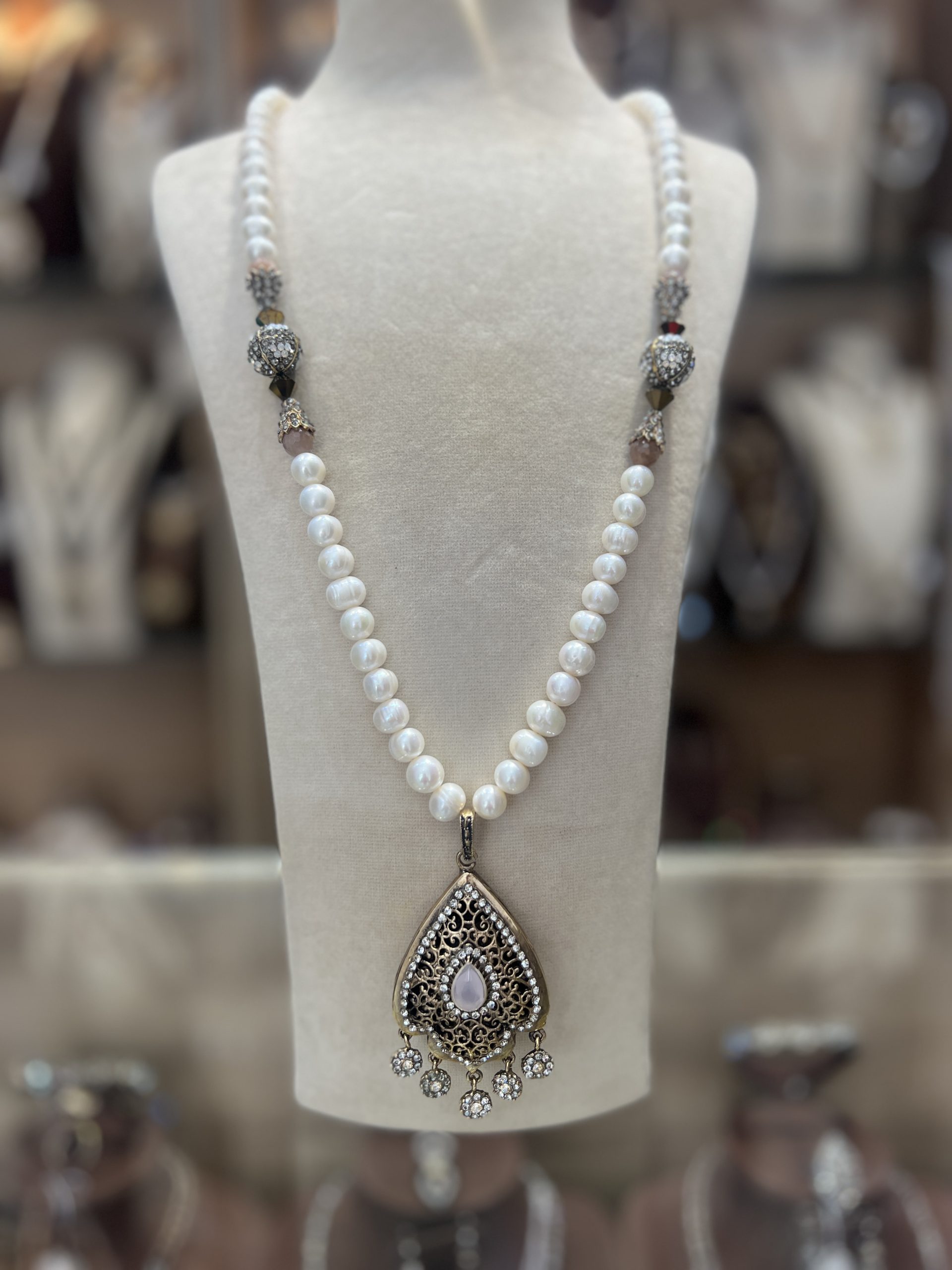 sautoir-sultana-opaline-perles-nacrees Sautoir Sultana Opaline en perles nacrées de culture blanches avec boules pavées de cristaux et pendentif goutte orné d'une pierre opaline laiteuse
