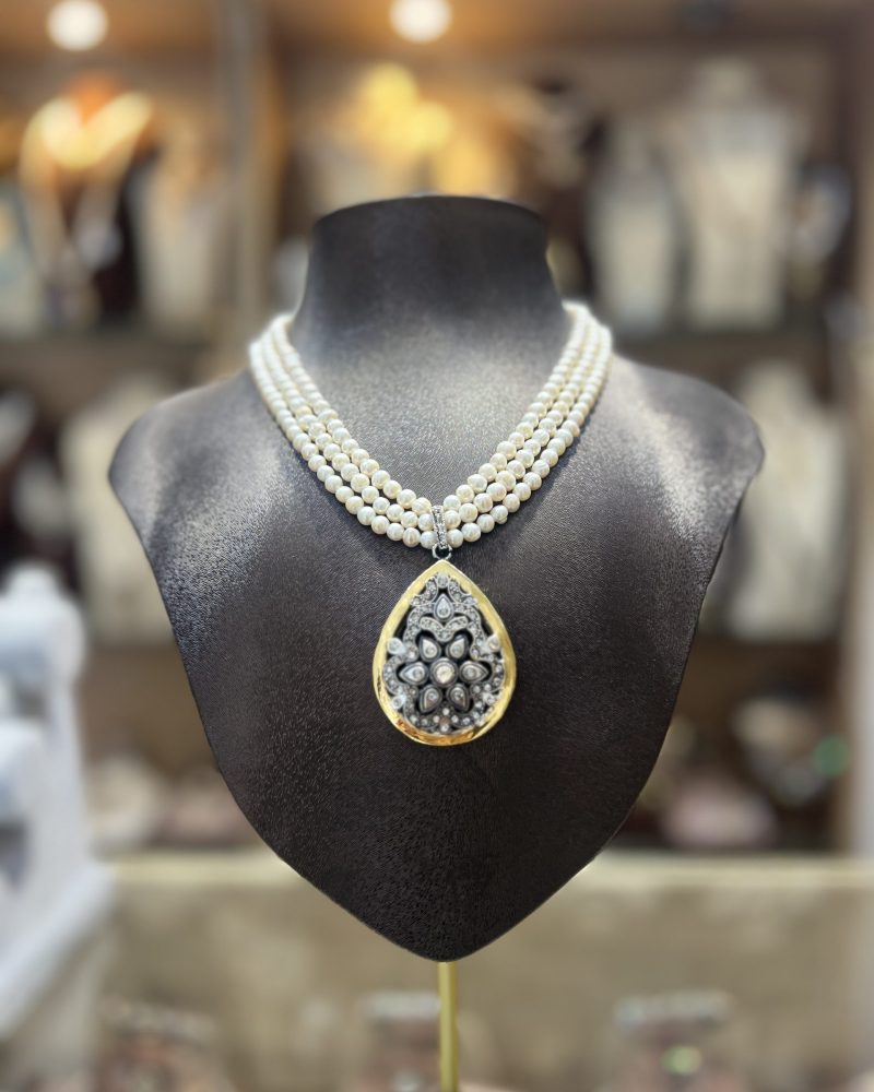 Collier Mkhebel Shahrazed Double Tons à 3 rangs de perles El Djohar nacrées blanches avec connecteur serti et pendentif poire bicolore doré et argenté