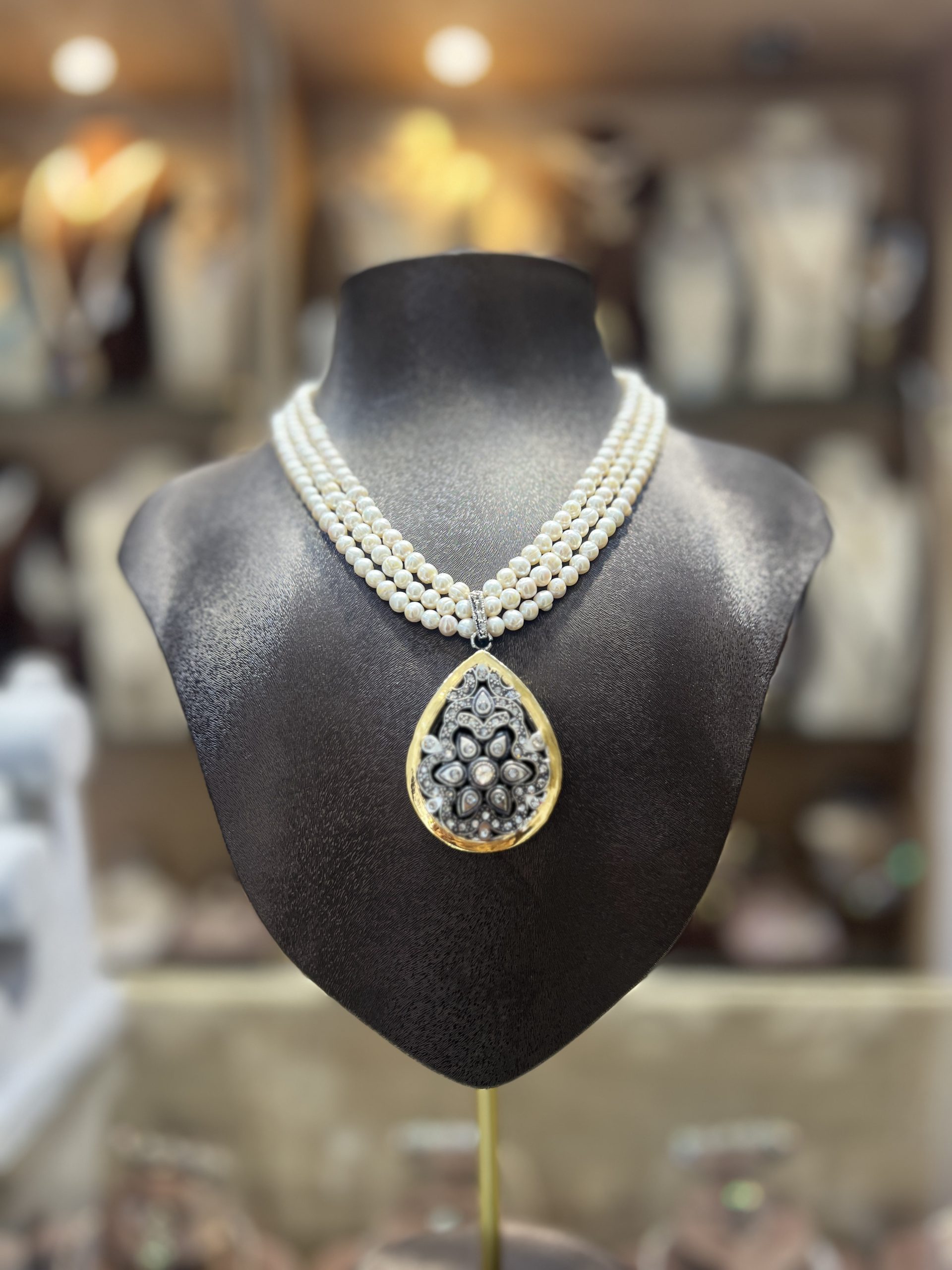 collier-mkhebel-shahrazed-double-tons-perles-el-djohar Collier Mkhebel Shahrazed Double Tons à 3 rangs de perles El Djohar nacrées blanches avec connecteur serti et pendentif poire bicolore doré et argenté
